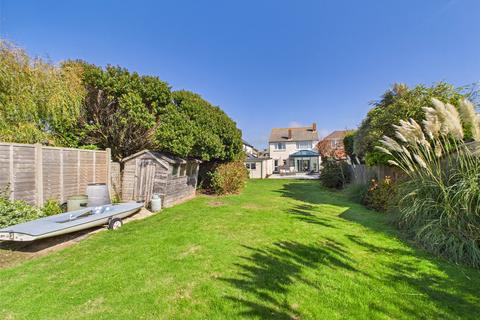 3 bed property, in Hengistbury Road, £775,000