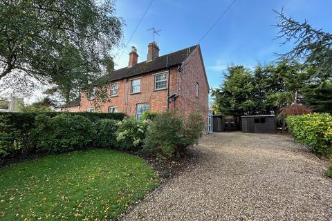 2 bed property, in Main Road, £210,000