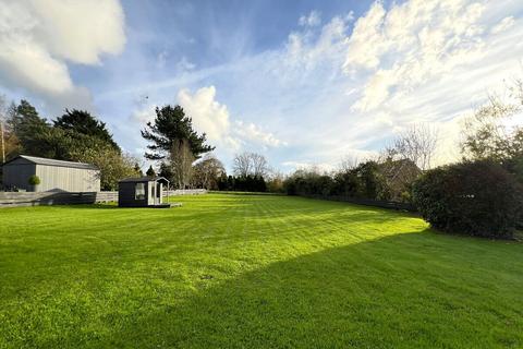 5 bed property, in Lon Tudur, £385,000
