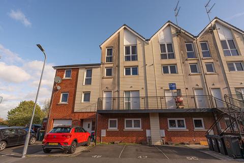 3 bed property, in Alicia Close, £190,000