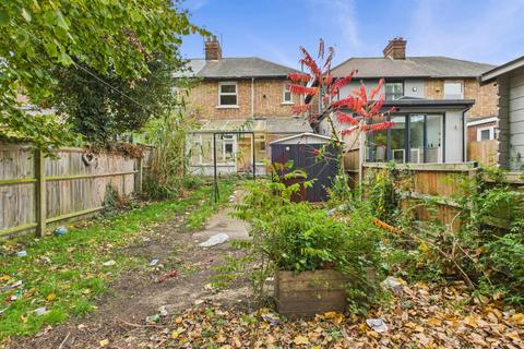 3 bed property, in Old Heath Road, £290,000