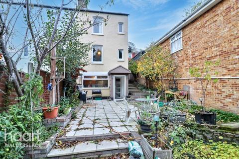 3 bed property, in Beacon Road, £250,000