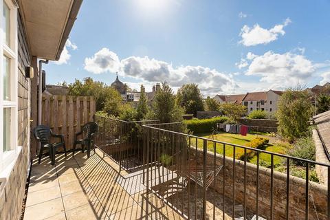 4 bed property, in Upper Flat, £735,000