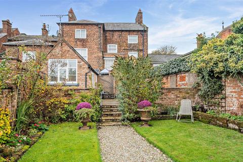 6 bed property, in High Street, £775,000
