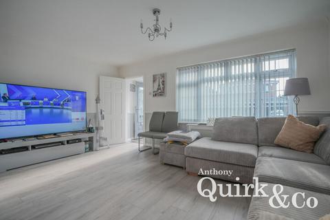 2 bed property, in Crescent Road, £290,000
