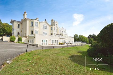 2 bed property, in Spa Court, £190,000