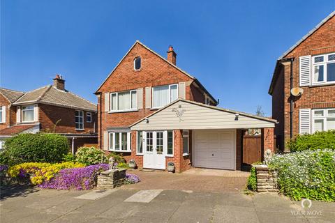 3 bed property, in Valley Drive, £400,000