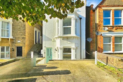 2 bed property, in Birkbeck Road, £280,000