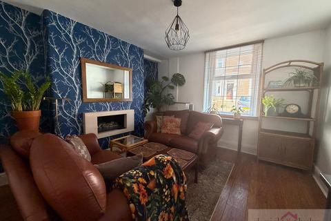 3 bed property, in Fountain Street, £180,000