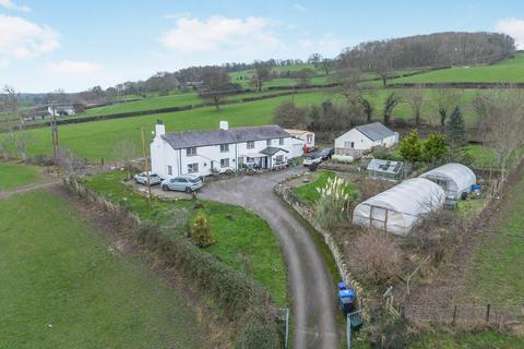 4 bed property, in Groesffordd Marli, £490,000
