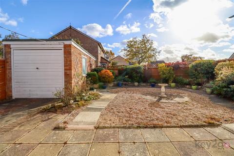 2 bed property, in Watkinson Gardens, £240,000