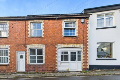 3 bed property, in Victoria Street, £160,000