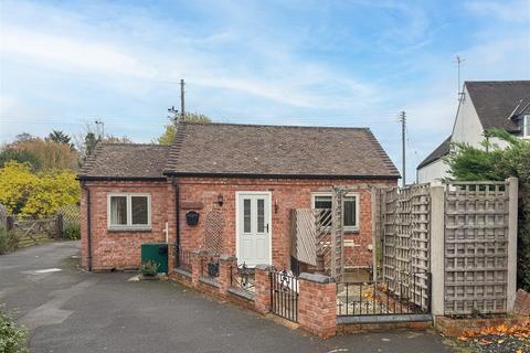 1 bed property, in Worcester Road, £200,000