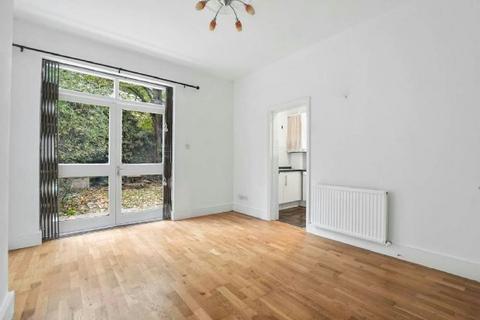 2 bed property, in Harberton Road  Whitehall Park N19 3JR, £520,000