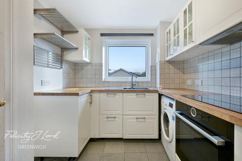 2 bed property, in Bruford Court, £325,000