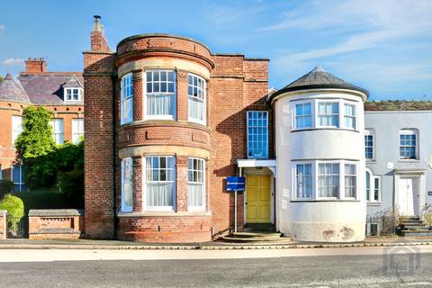 4 bed property, in Bridge House Burford, £350,000
