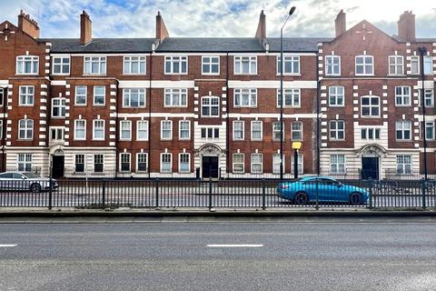 3 bed property, in Talgarth Road, £400,000