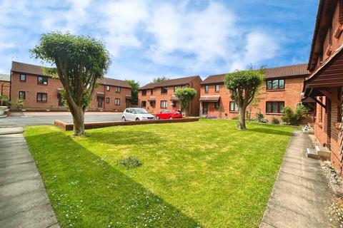 1 bed property, in Birchwood Mews, £85,000