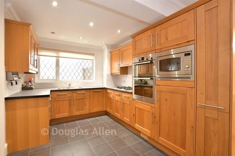 3 bed property, in Cheriton Avenue, £450,000