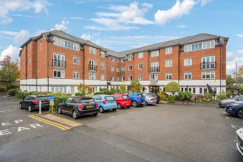 2 bed property, in Maples Court, £235,000