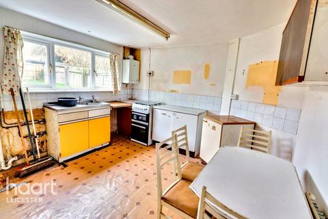 3 bed property, in Hollow Road, £170,000