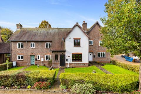 3 bed property, in Ref: GK - Millfields Crescent, £475,000