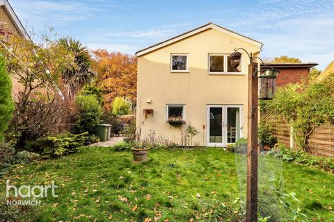 3 bed property, in Plumstead Road East, £290,000