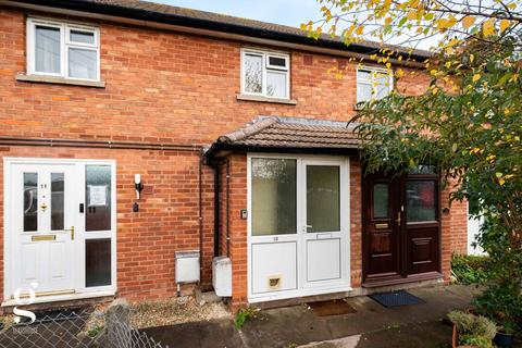 2 bed property, in Roman Way, £160,000