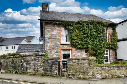 3 bed property, in St. Johns Hill, £500,000