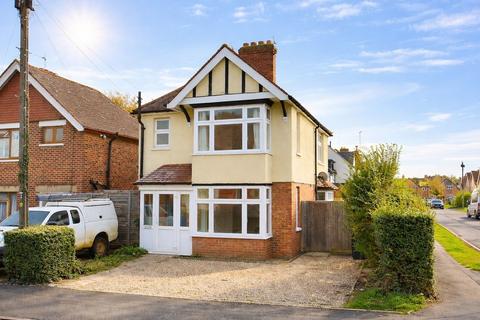 3 bed property, in Queens Road, £600,000