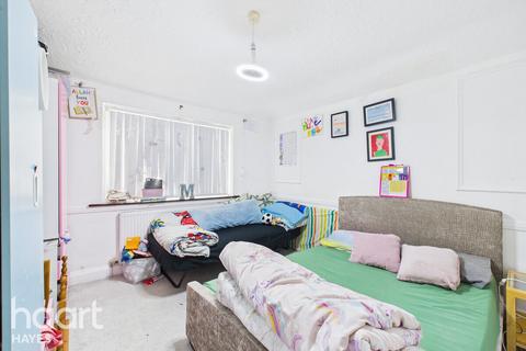 3 bed property, in Cherry Orchard, £525,000