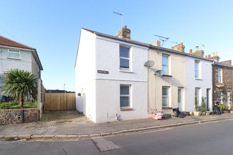 2 bed property, in High Street, £220,000