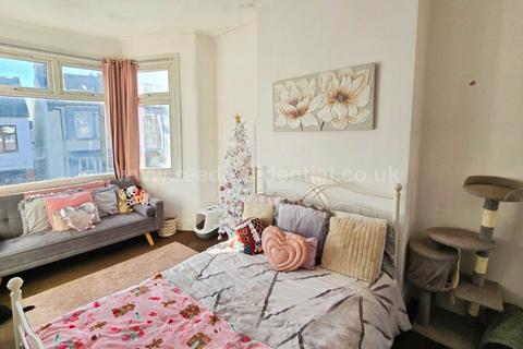 3 bed property, in Hilldaville Drive, £350,000