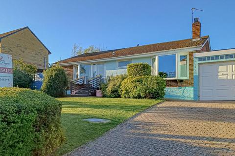 2 bed property, in Sylvan Avenue, £315,000