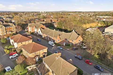 1 bed property, in Whitehall Lane, £167,500