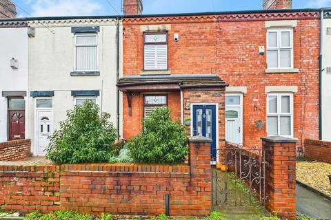 2 bed property, in Station Road, £165,000