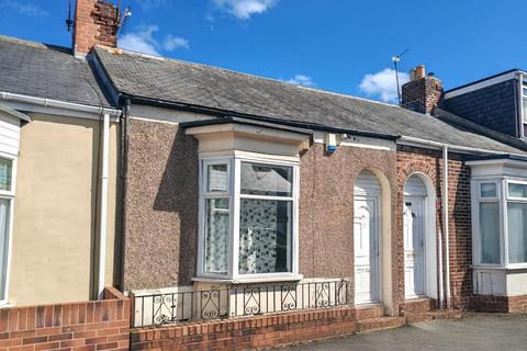 2 bed property, in Stratfield Street, £65,000