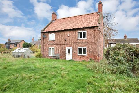 2 bed property, in Kettlethorpe Road, £215,000