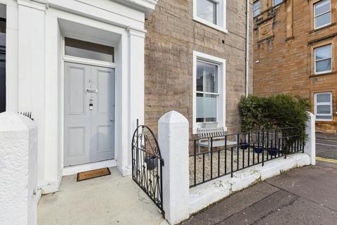 3 bed property, in Victoria Street, £220,000