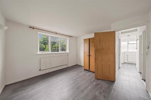 2 bed property, in Anerley Road, £305,000