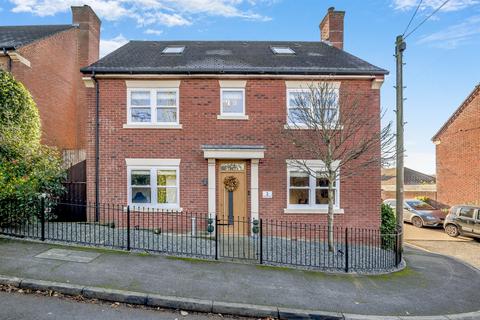 5 bed property, in Pencoed View, £500,000