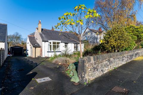 2 bed property, in Gynn Lane, £325,000