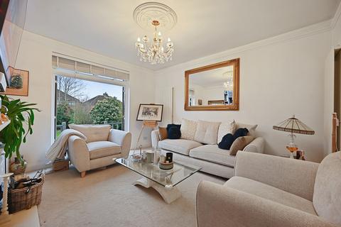 2 bed property, in College Close, £600,000