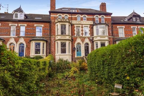 5 bed property, in Brookfield Road, £575,000