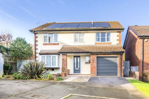5 bed property, in Roman Way, £550,000