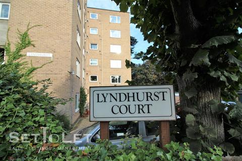 2 bed property, in Lyndhurst Court, £160,000