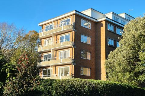 3 bed property, in Chine Crescent, £250,000
