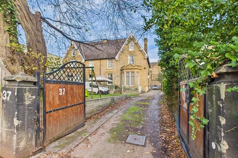 7 bed property, in Broomgrove Road, £775,000