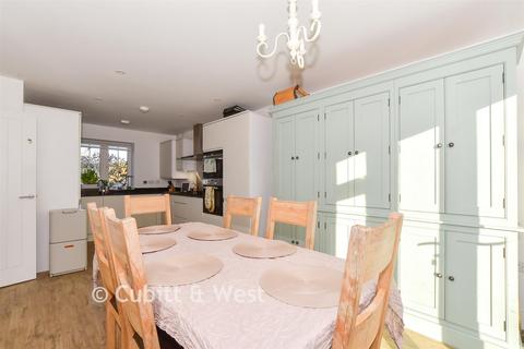 3 bed property, in Worcester Drive, £750,000