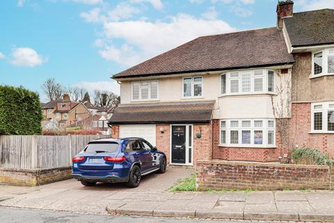 4 bed property, in Orchard Close, £880,000
